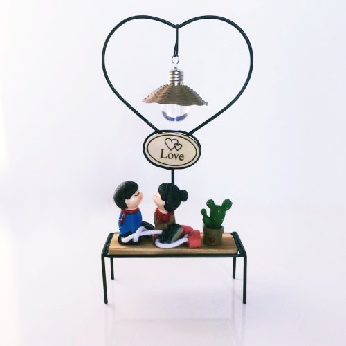 Ahşap Biblo Işıklı Bankta Oturan Sevgililer