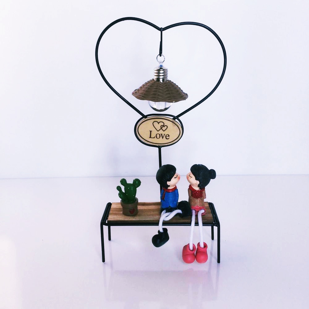 Ahşap Biblo Işıklı Bankta Oturan Sevgililer