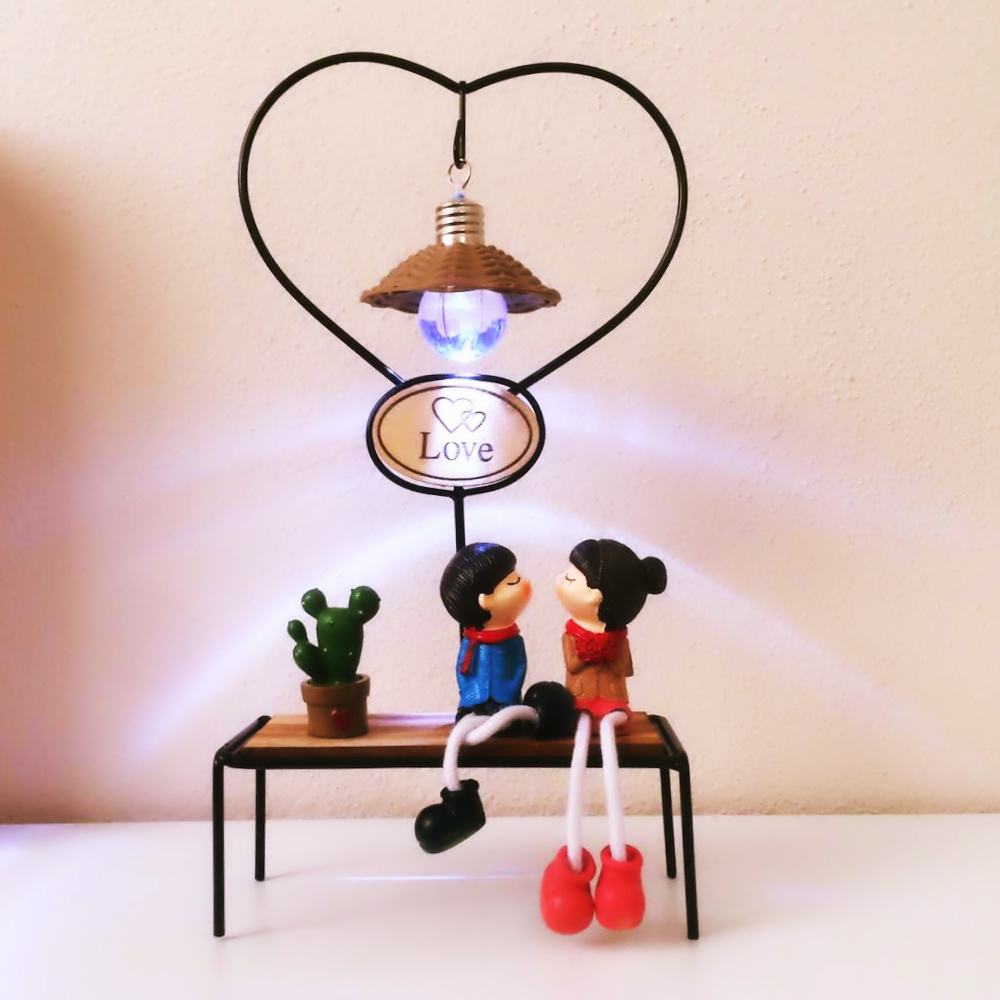 Ahşap Biblo Işıklı Bankta Oturan Sevgililer