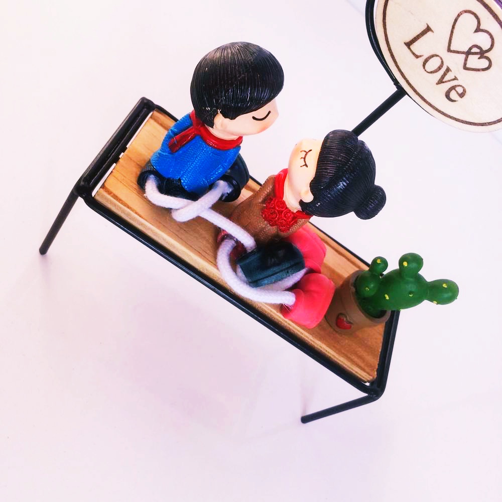 Ahşap Biblo Işıklı Bankta Oturan Sevgililer