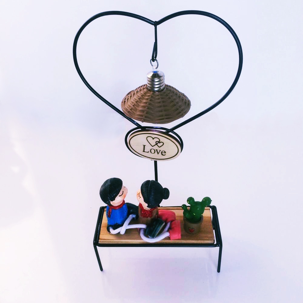 Ahşap Biblo Işıklı Bankta Oturan Sevgililer