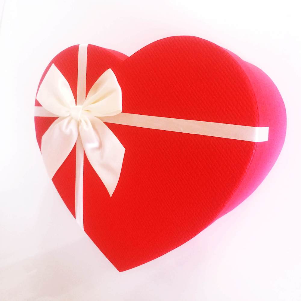 Sevgiliye Özel Kalp Kutuda Sürpriz Hediyeler