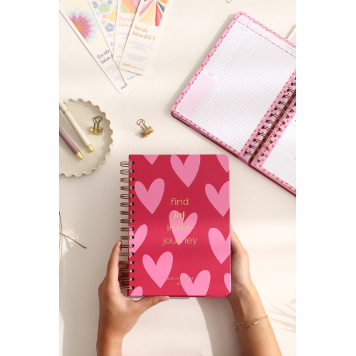 2025 Yılı A5 Haftalık Ajanda Spiralli 15x21 cm - 12 Aylık - Motivasyon Sayfalı Kalpler